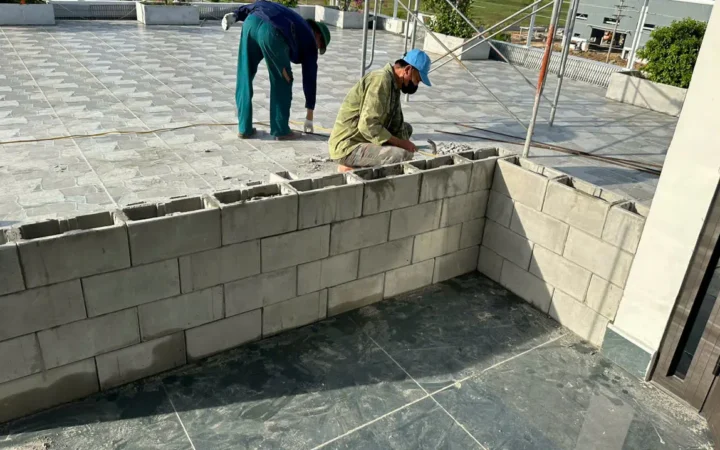 Gạch Lệch, Tường Nứt Sau Khi Thi Công? Tính Năng Tự Khóa Của Gạch V-Lite Là Giải Pháp!